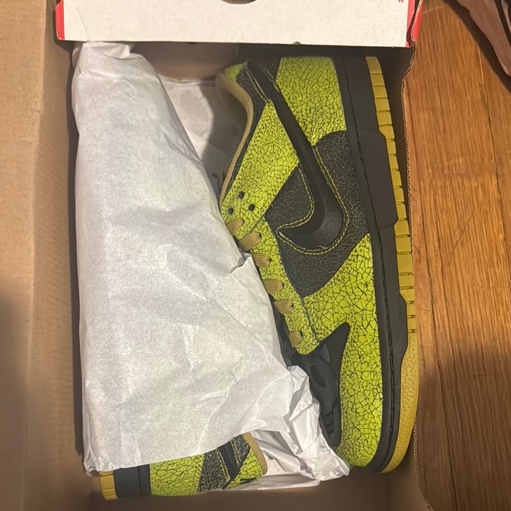 Nike Yellow and Black Sneakers High-Top Design
